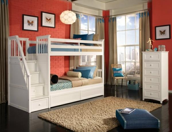 Pokój dziecięcy zaprojektował łóżko na poddaszu biała ściana z cegły