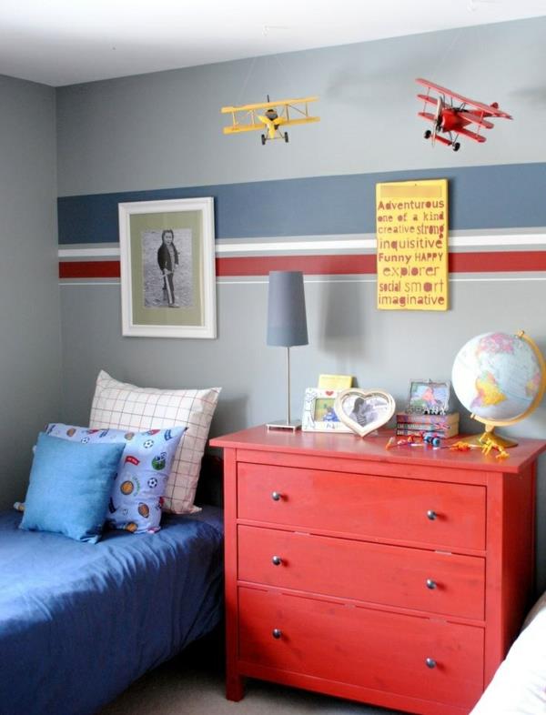 chambre d'enfant pour garçon lit coloré mur design avions commode