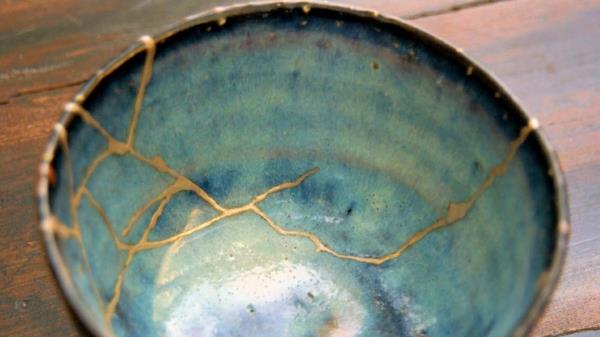 Kintsugi réparant la céramique fissurée