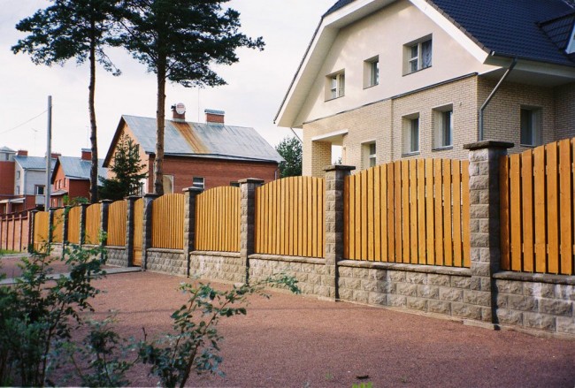 Cihlový plot s ozdobným opláštěním