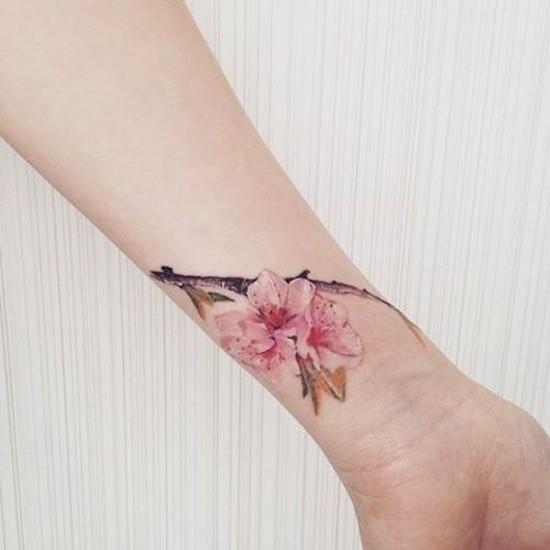 tatuaż kwiat wiśni na nadgarstku