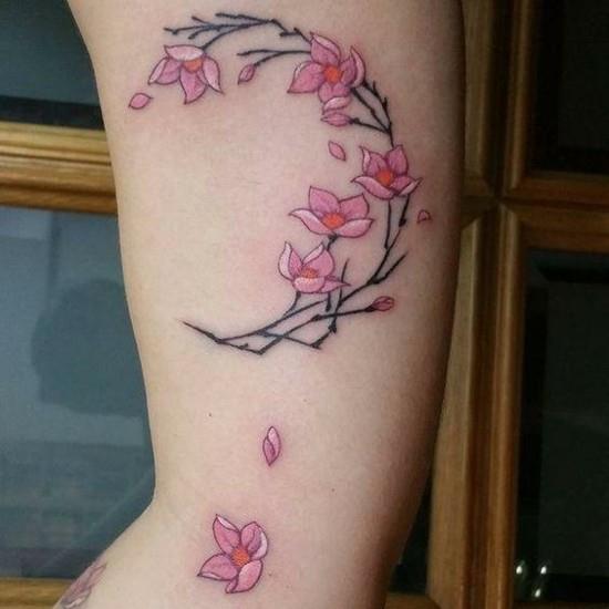 ramię tatuaż kwiat wiśni