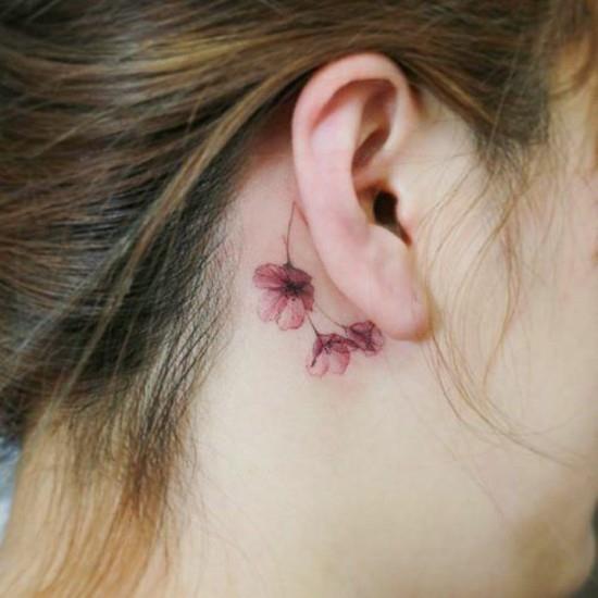 tatouage de fleur de cerisier derrière l'oreille