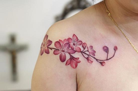 Pomysł na tatuaż z kwiatem wiśni