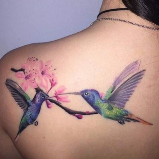 tatuaż kwiat wiśni z kolibrami z tyłu