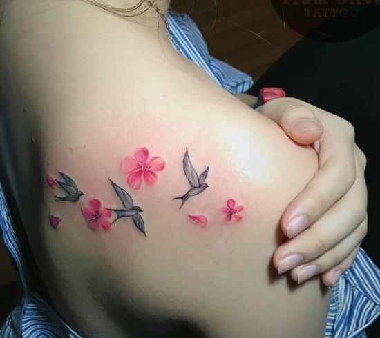 tatuaż kwiat wiśni z jaskółkami