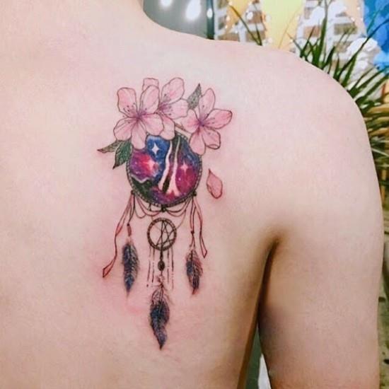 tatuaż z kwiatem wiśni z łapaczem snów