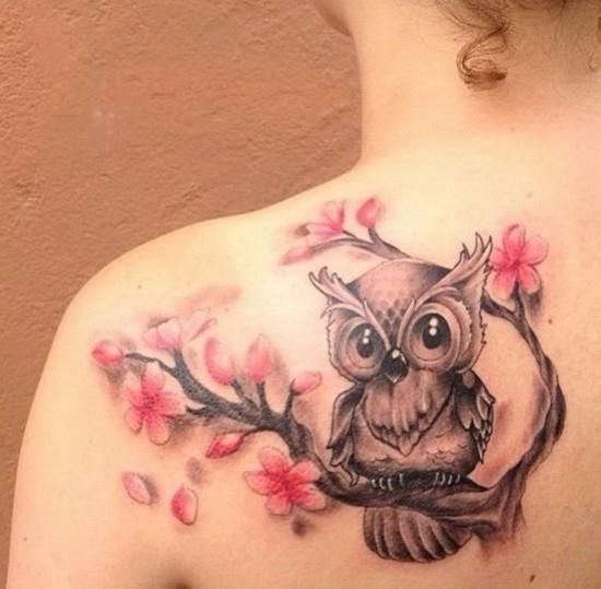 tatouage de fleur de cerisier avec uhu sur le dos