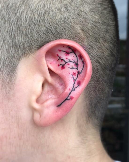 ucho tatuażu z kwiatem wiśni