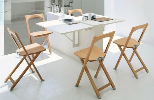 Table pliante dans le coin cuisine idée blanche chaises en bois table à manger