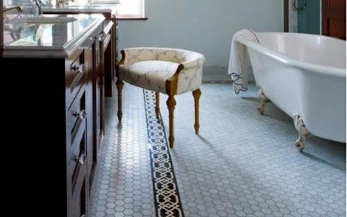 klasyczny pomysł na podłogę w łazience z wanną