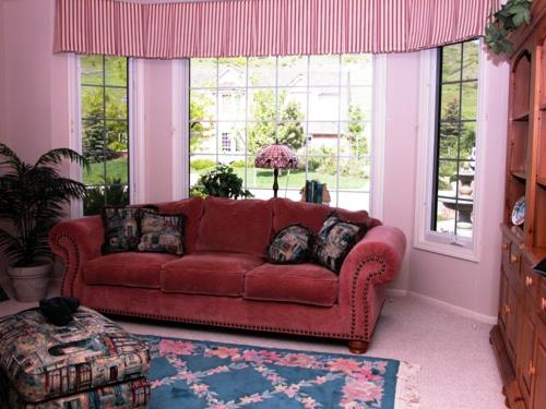 klasyczne umeblowanie wnęka okienna sofa dywan taboret