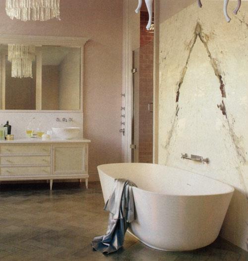 salle de bain classique carrelée miroir baignoire intérieur