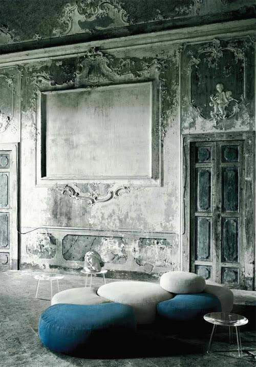 l'ameublement grunge classique combine des canapés et des fauteuils design confortable