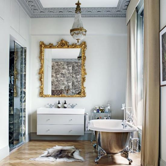 klasyczna luksusowa łazienka z ramą lustra ściennego,