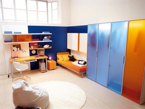 szafa niebieska pomarańczowa półki ściana pokój dziecięcy przekształcone meble