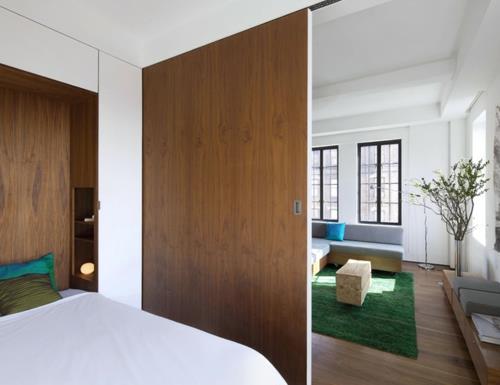 Small Apartment Designs mur de séparation en bois salon chambre à coucher