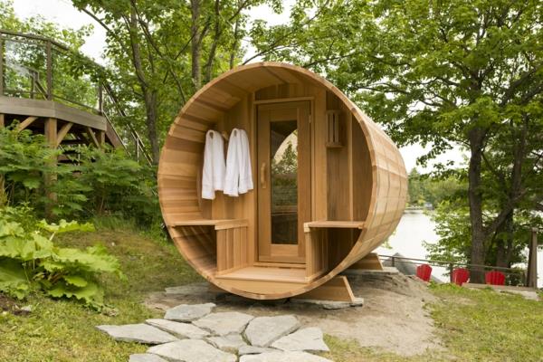 mała sauna beczkowa nad jeziorem