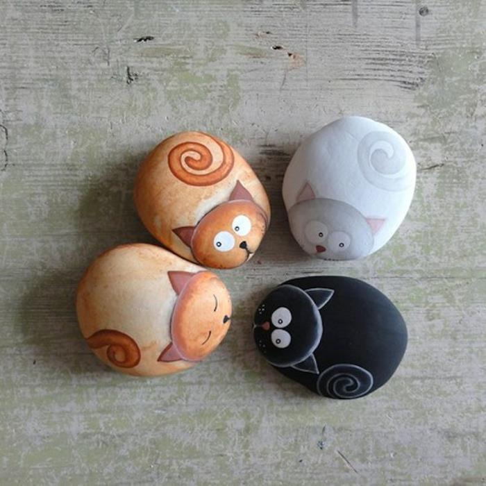 małe koty malują pomysły na kamienie
