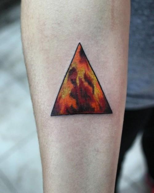 petits tatouages ​​hommes triangle coloré