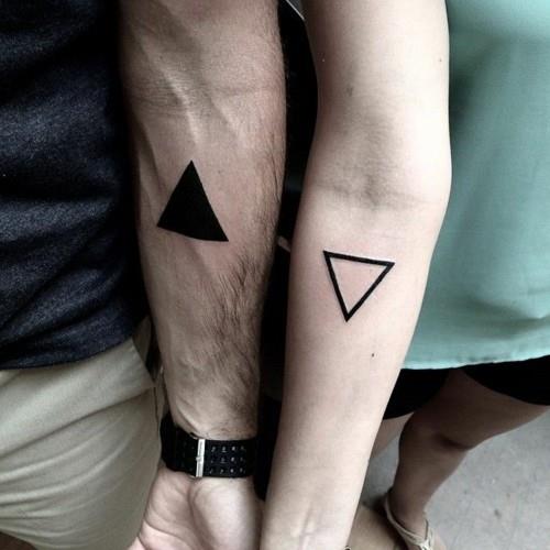 petits tatouages ​​hommes triangle avant-bras partenaire tatouage