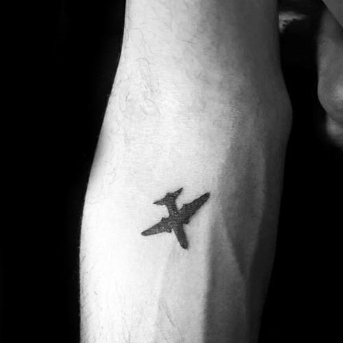 petits tatouages ​​hommes avion avant bras