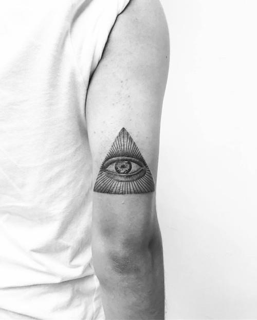 petits tatouages ​​​​hommes bras triangle des yeux