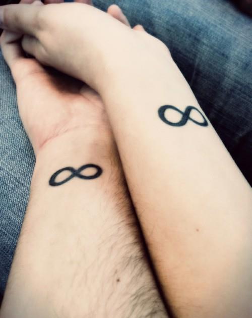 petits tatouages ​​hommes partenaire tatouage symbole de l'infini