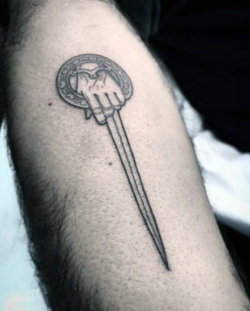 petits tatouages ​​hommes avant-bras épée gothique