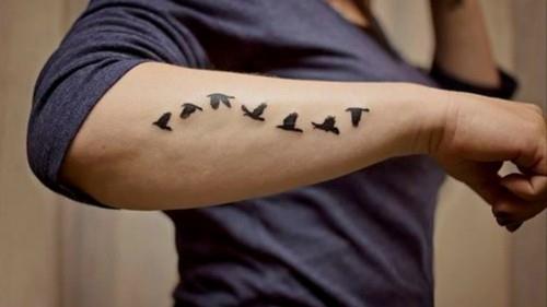 petits tatouages ​​hommes oiseaux avant bras
