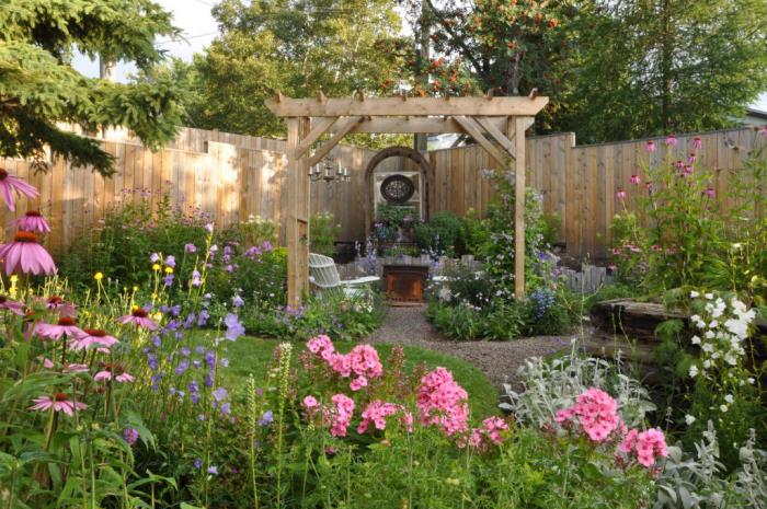 stworzyć małe ogrodzenie pergoli ogrodowej pośród natury dużo zieleni dookoła odpoczynek relaks