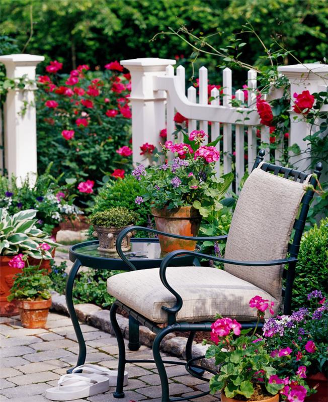 zaprojektuj mały ogródek do siedzenia w połowie wysokości ogrodzenia wiele roślin ogrodowych kwiaty doniczkowe chronią prywatność