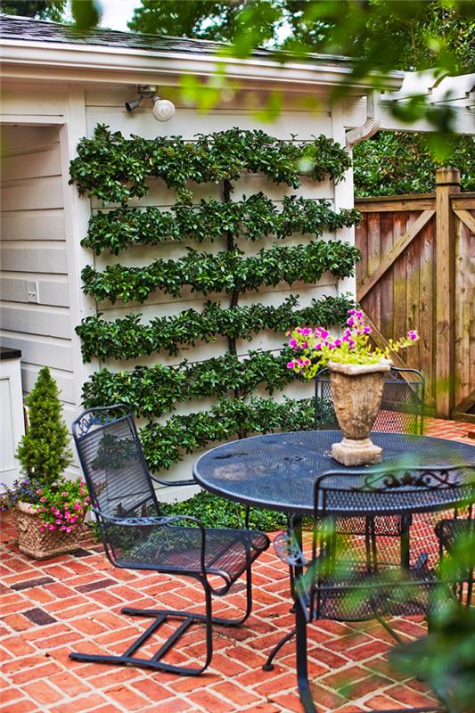 Stwórz mały ogród, oddziel od siebie poszczególne strefy, miejsce do siedzenia na zewnątrz, proste metalowe meble bistro