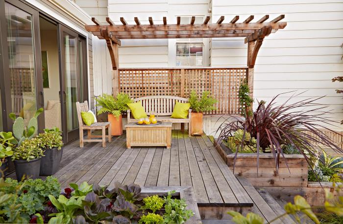 mały ogród w kształcie otwartej werandy dobrze rozplanowany drewniany baldachim podłogowy miejsce do siedzenia na zewnątrz