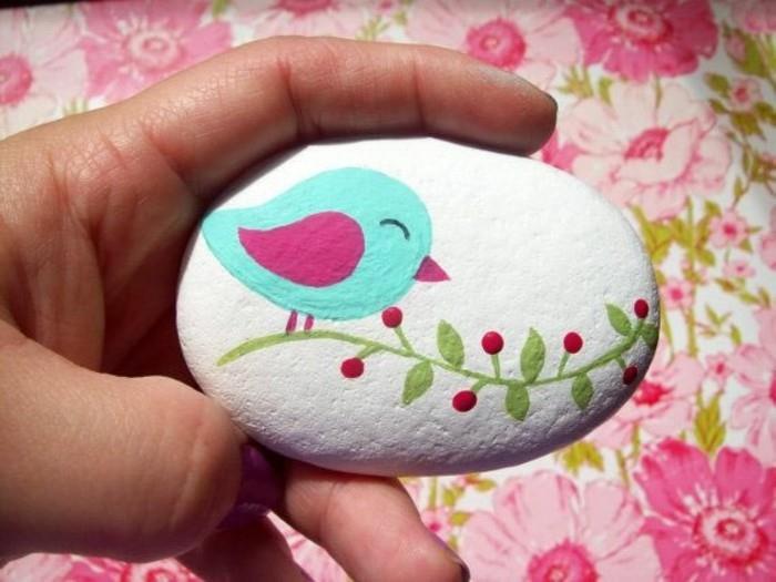 Malowanie małego ptaka na kamieniu rzecznym
