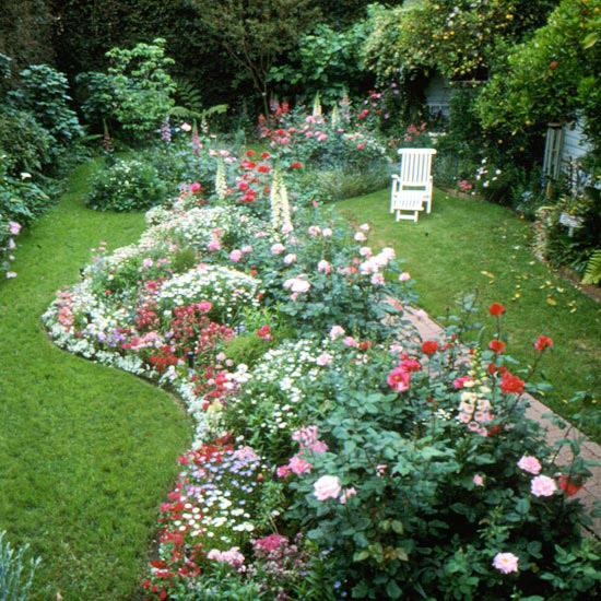 mały ogród krzaki na dziedzińcu kwiaty oddzielny element dekoracji