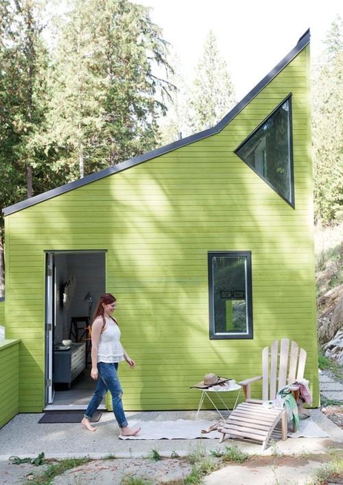 petite maison de bord de mer façade herbe verte accent de brise fraîche