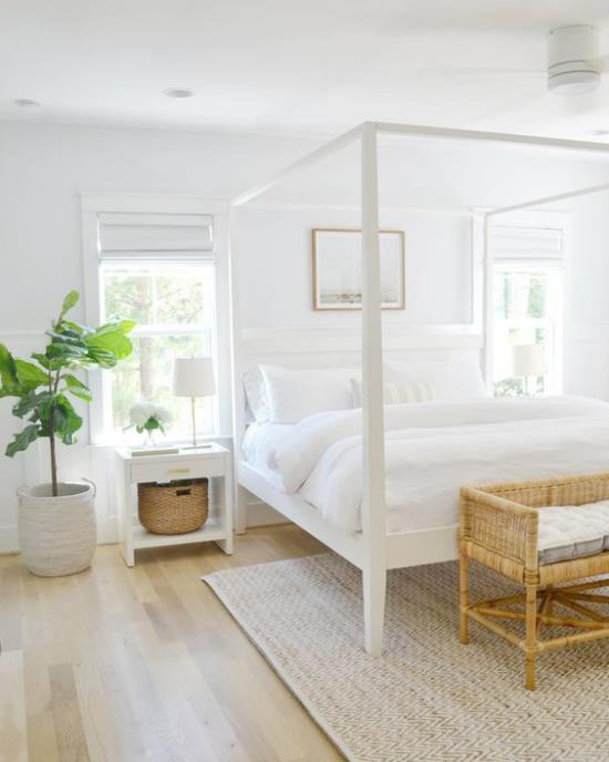 petite chambre agrandir optiquement lit à baldaquin, linge de lit blanc comme neige assez de lumière du jour une plante en pot verte
