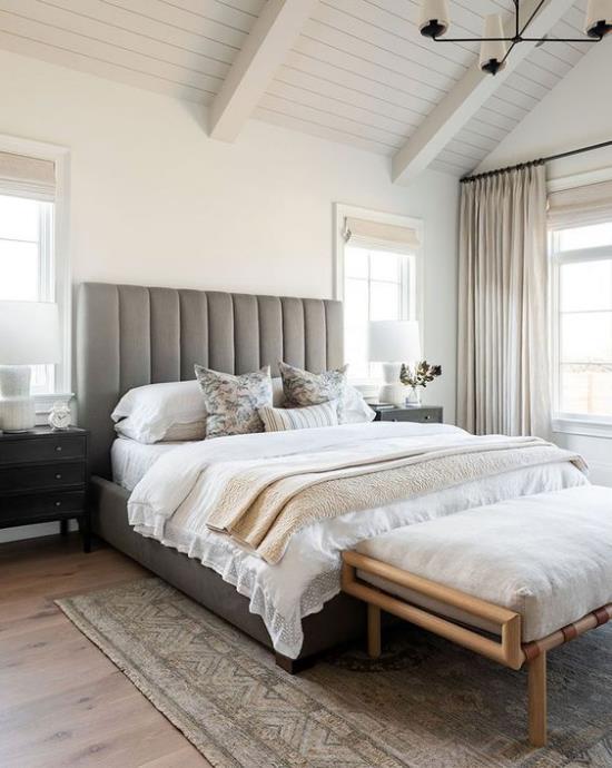 petite chambre étendre optiquement le blanc avec de beaux rideaux de fenêtre de design d'intérieur marron neutre