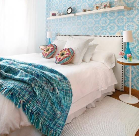 la petite chambre agrandit visuellement les coussins décoratifs bleus et blancs avec des motifs ethniques