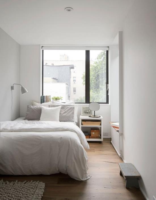 petite chambre agrandir visuellement grande fenêtre lit lit table de chevet lampe simple design d'intérieur ameublement