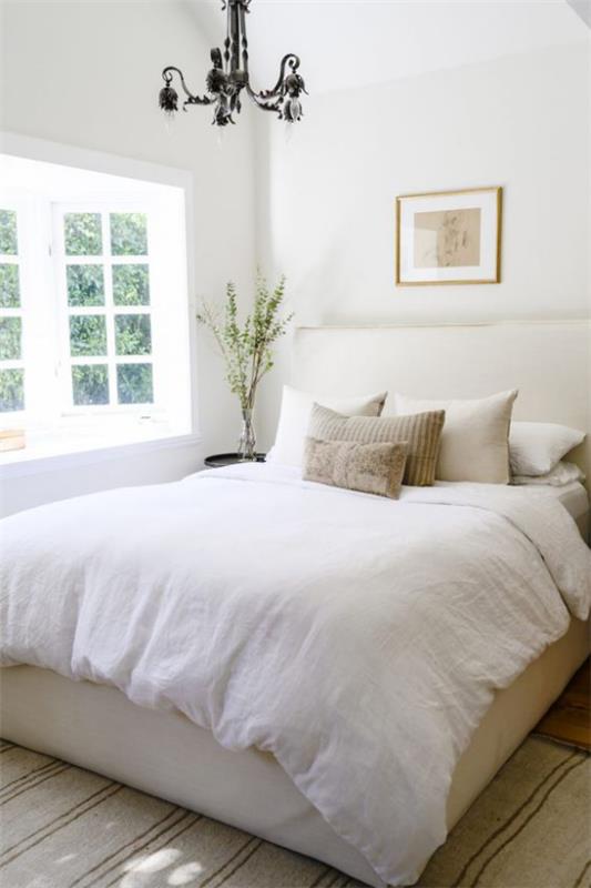 petite chambre agrandir visuellement grande fenêtre beaucoup de lumière du jour lit confortable literie blanche