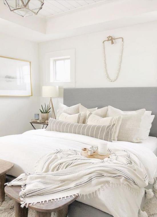 Petite chambre à coucher étendre optiquement couvre-lit en lin léger en laine tête de lit grise de nombreux oreillers décoratifs