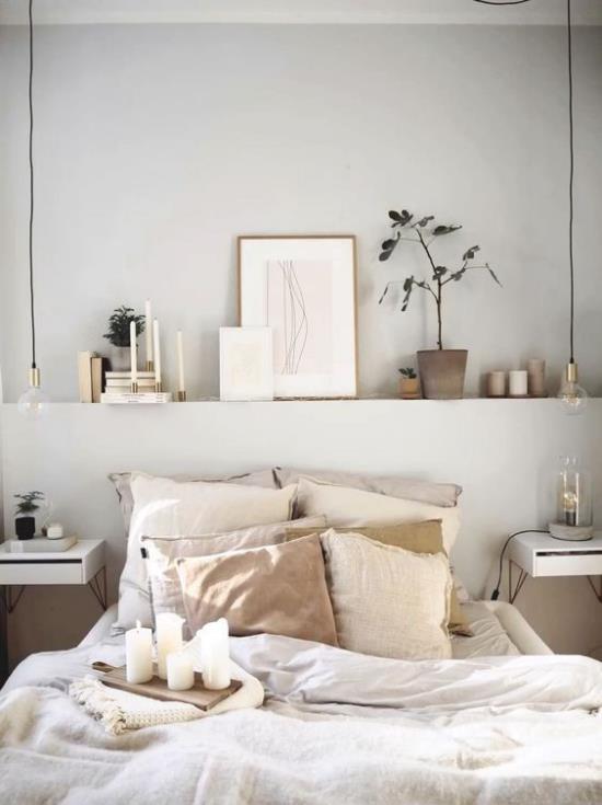 petite chambre étendre optiquement couleurs neutres claires atmosphère de chambre confortable oreillers décoratifs plateau avec bougies