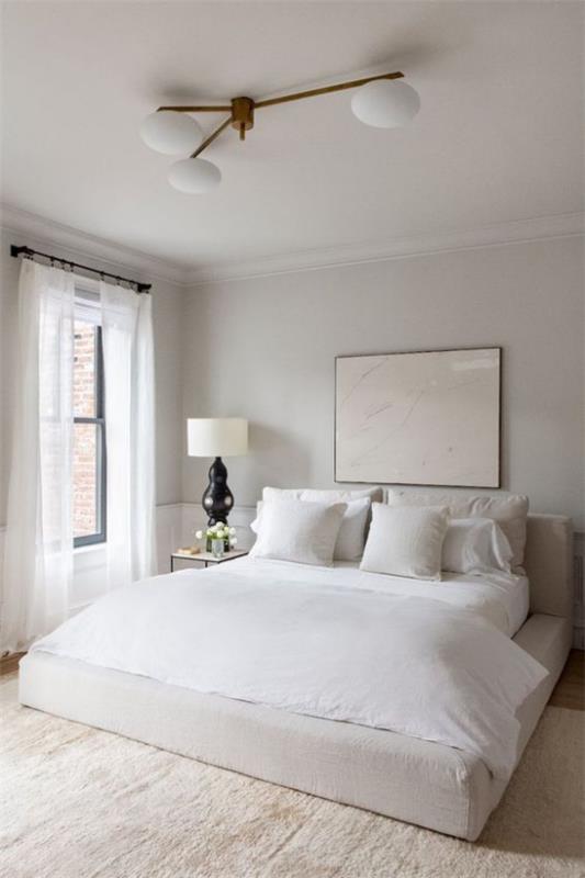 petite chambre étendre optiquement ambiance lumineuse couleurs neutres murale lumière subtile fenêtre rideaux blancs