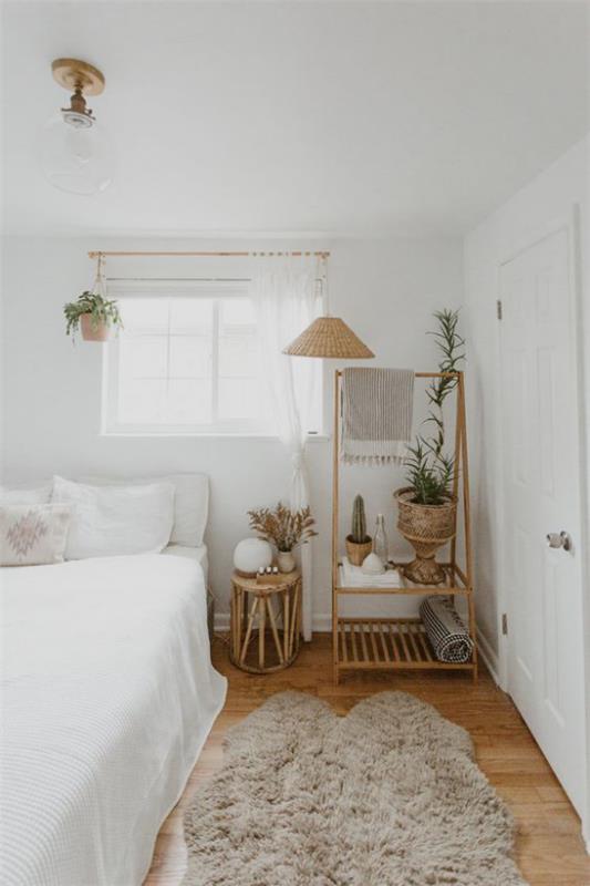 petite chambre étendre optiquement la lumière, ambiance très confortable blanc différentes nuances de marron trop de décoration