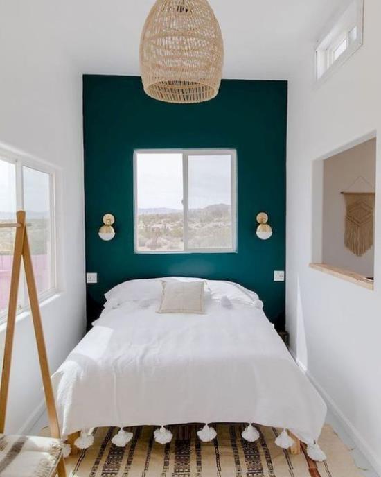 petite chambre étendre optiquement mur d'accent turquoise contraste linge de lit blanc