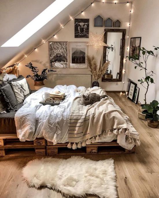 petite chambre s'agrandir visuellement sous le plafond en pente trop de lumières décoratives chaînes suspendues