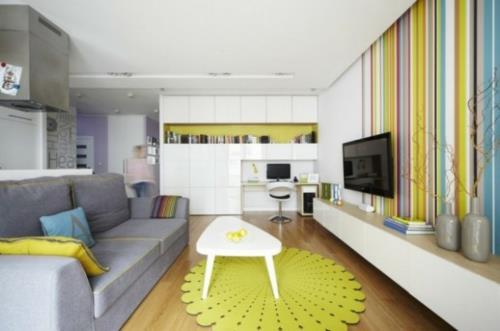 małe mieszkanie pokazuje wielkość kolorowej ściany w paski