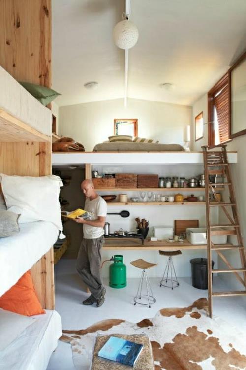 małe mieszkanie pokazuje rozmiar łóżko na poddaszu mini kuchnia?